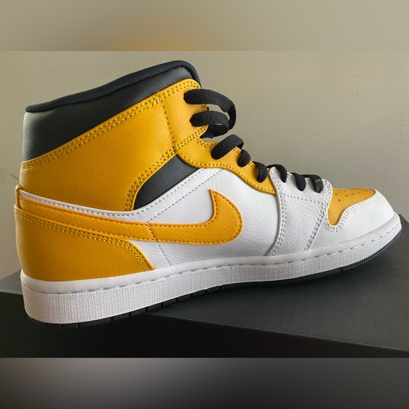 Selling my brand new Air Jordan 1MID. Never worn before. Size 10.5US. - Picture 5 of 10